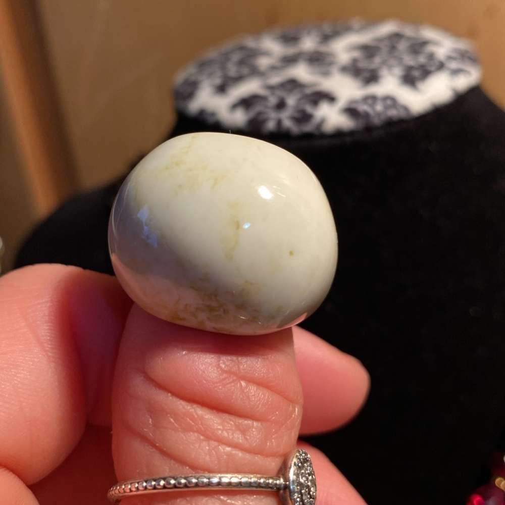 Thick plastic/lucite ring - Picture 4 of 8